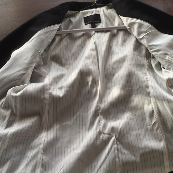 EUC Banana Republic Basic Black Blazer - Picture 6 of 6